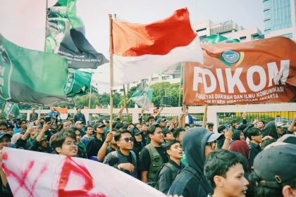 Organisasi Mahasiswa melakukan demonstrasi