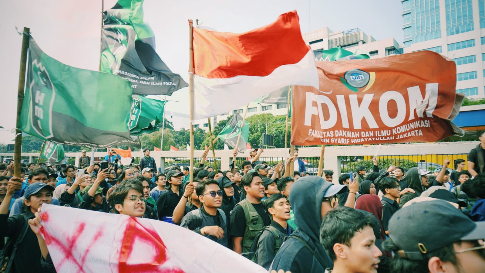 Organisasi Mahasiswa melakukan demonstrasi